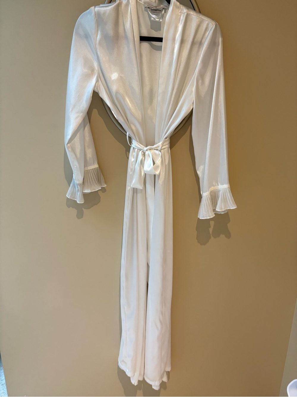 Intimo Donatella White Satin Robe Organza Accordion Cuffs Stay Belt S/M
